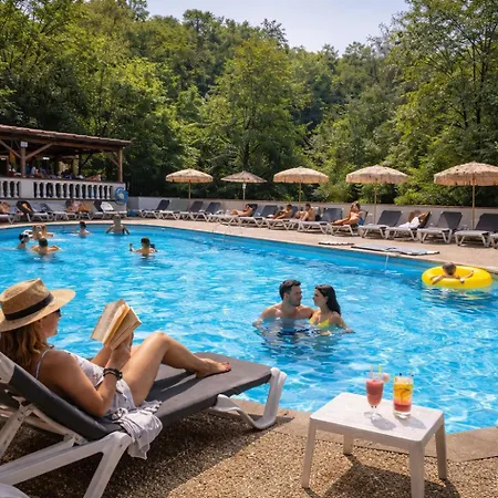 Domaine Saint Martin 4 Etoiles אתר קמפינג Casteil
